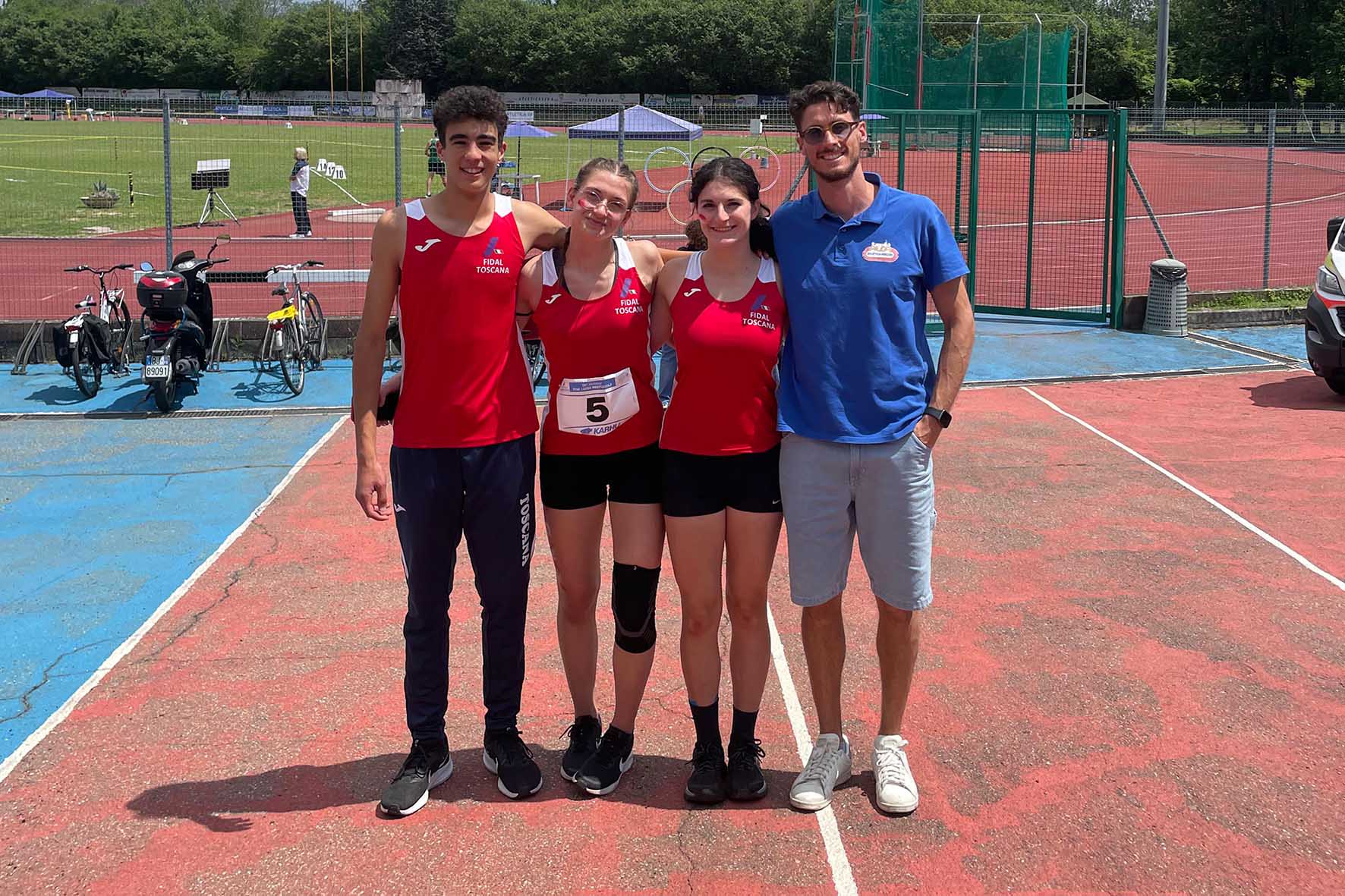 Tre ragazzi dell’Alga Atletica Arezzo in evidenza con la maglia della Toscana